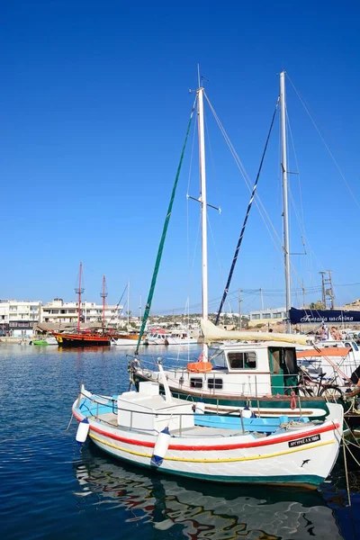 Barcos pesqueros y yates amarrados en el puerto, Hersonissos, Creta . — Foto de Stock