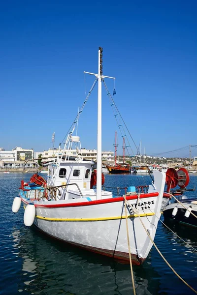 Barcos de pesca e iates ancorados no porto, Hersonissos, Creta . — Fotografia de Stock