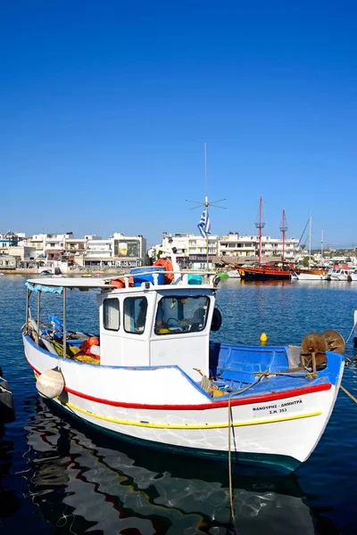 Griechisches Fischerboot im Hafen festgemacht, Hersonissos, Beton. — Stockfoto