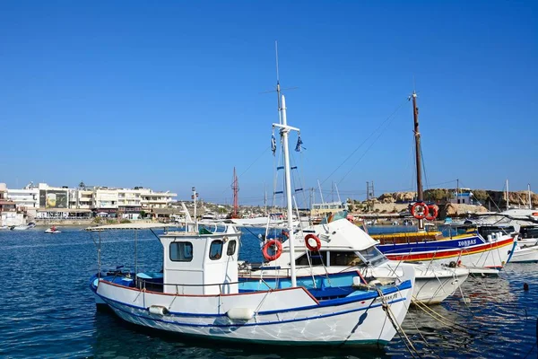 Barcos pesqueros y yates amarrados en el puerto, Hersonissos, Creta . —  Fotos de Stock