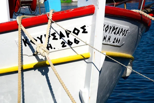 Griechisches Fischerboot im Hafen festgemacht, Hersonissos, Beton. — Stockfoto