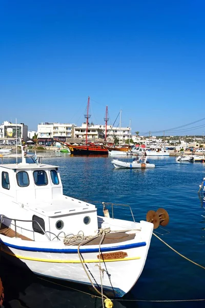 Lodě a jachty kotvící v přístavu, Hersonissos, Kréta. — Stock fotografie