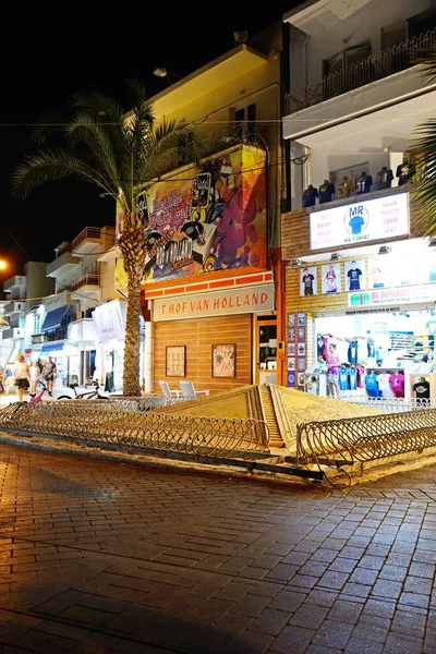 Перегляд вздовж набережної в ніч з туристичних магазинів на задній Херсоніссос, Крит, фонтан Роман Sarakino. — стокове фото
