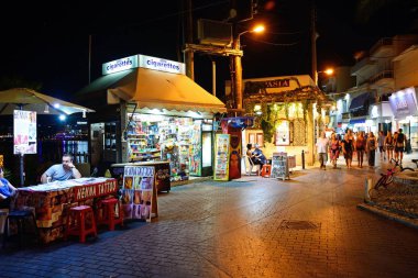 Kına dövme durak ve geceleri, Hersonissos, Crete alışveriş caddesine bir liman boyunca dükkan.