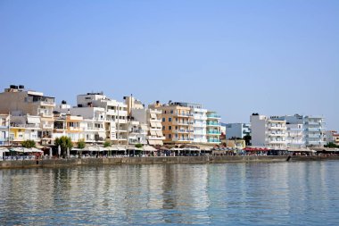 Görünüm waterfront binalar ve restoranlar, Yerapetra, Girit.