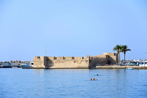 Вид на крепость Калес у входа в гавань, Иерапетра, Крит . — стоковое фото