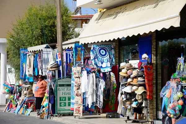 Turistické suvenýry poblíž přístavu, Ierapetra, Kréta. — Stock fotografie