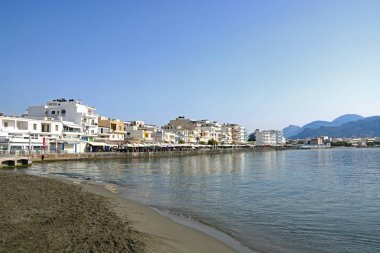 Görünüm plaj ve sahil binalar ve restoranlar, Yerapetra, Girit.