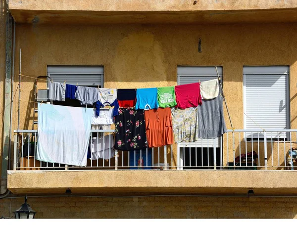 Çamaşır kurutma bir daire balkon, Yerapetra, Crete. — Stok fotoğraf