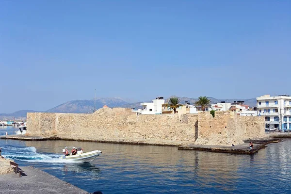 Pohled na benátskou pevnost Kales u vjezdu do přístavu, Ierapetra, Kréta. — Stock fotografie