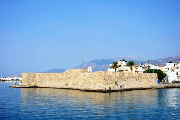 Vista de la fortaleza veneciana de Kales en la entrada del puerto, Ierapetra, Creta . — Foto de Stock
