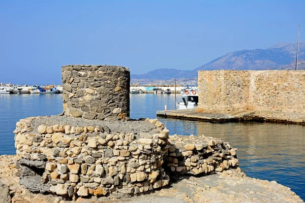 Kales 베네치아 요새 전경, Ierapetra, Crete에 있는 오래 된 탑을 가진 항구에 입구에의 보기. — 스톡 사진