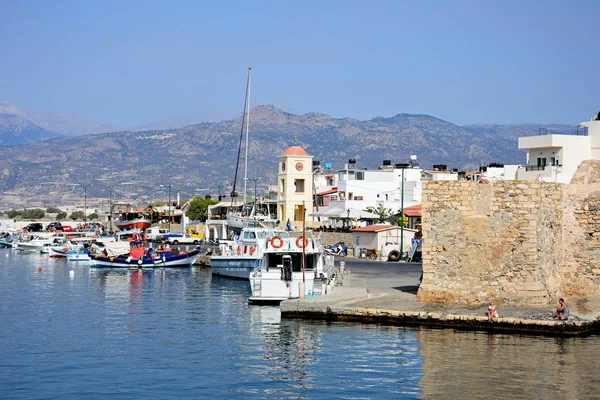 Лодки в гавани с венецианской крепостью Калес на правой стороне и церковь на задней, Иерапетра, Крит . — стоковое фото