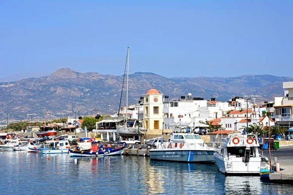 Vista do porto com a igreja e cidade para trás, Ierapetra, Creta . — Fotografia de Stock