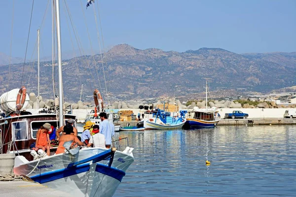 Barche e yacht nel porto con vista verso le montagne, Ierapetra, Creta . — Foto Stock