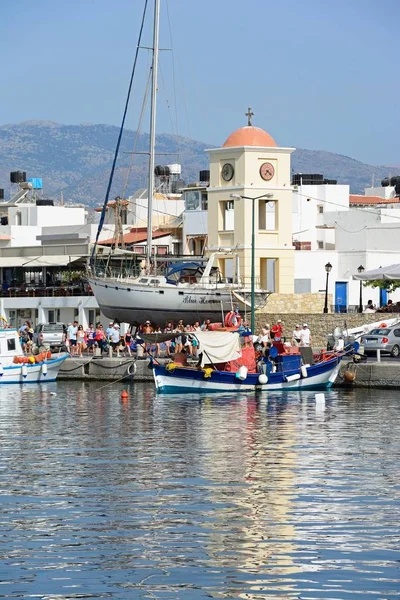 Vista del puerto con la iglesia y la ciudad en la parte trasera, Ierapetra, Creta . —  Fotos de Stock