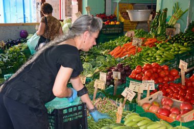 Girit stallholder sebze bir piyasa ahır Şehir Merkezi, Heraklion, Girit üzerinde sıralama.