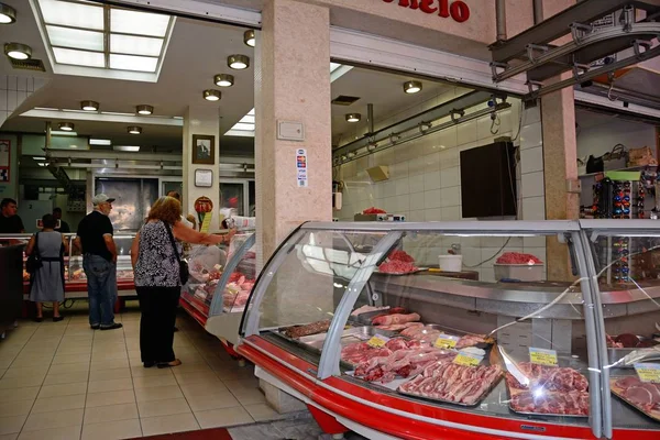 Clienti in una macelleria in un negozio del centro della città lungo Odos 1821, Heraklion, Creta . — Foto Stock