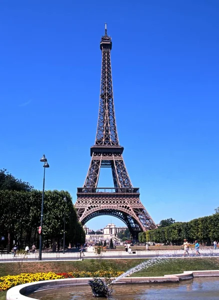 Θέα από τον Πύργο του Άιφελ, ένα σιντριβάνι στο προσκήνιο, Παρίσι, Γαλλία. — Φωτογραφία Αρχείου