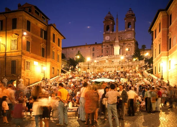 Turistas sentados en la Plaza de España por la noche, Roma, Italia . — Foto de Stock