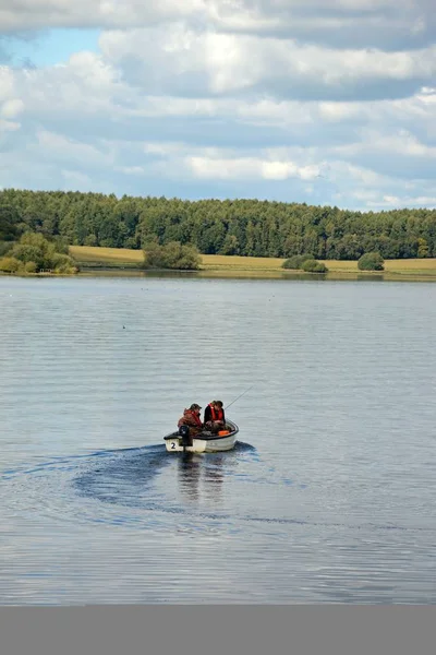 Zwei Fischer in einem kleinen Boot auf blithfield reservoir, blithbury, uk. — Stockfoto