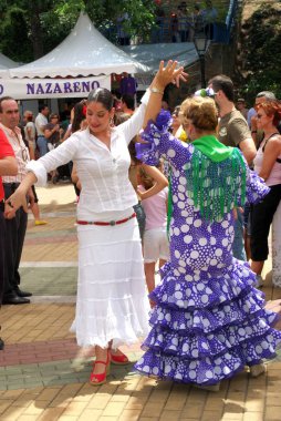İspanyol kadınlar Flamenko dans Romeria San Bernabe Festivali sırasında Marbella, İspanya.