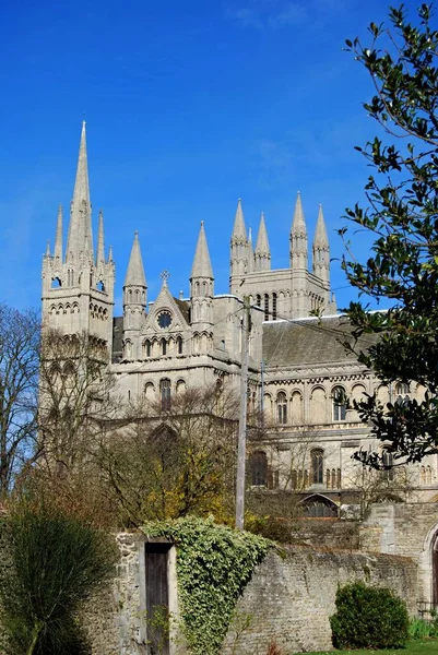 Vista lateral sur de la Catedral de Peterborough, Peterborough, Reino Unido . — Foto de Stock
