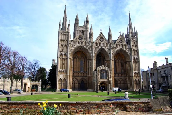 Vista frontal oeste da Catedral de Peterborough, Reino Unido . — Fotografia de Stock