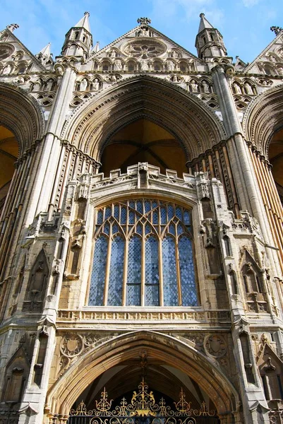 Arquitectura del frente oeste sobre la entrada a la Catedral de Peterborough, Reino Unido . — Foto de Stock