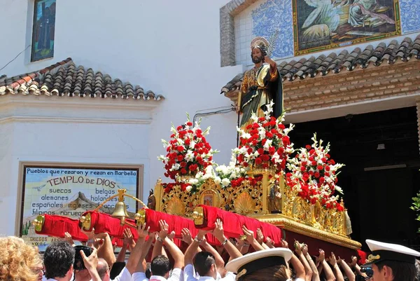 Estátua de São Bernardo no carro alegórico que está sendo levado para a igreja na Romeria San Bernabe, Marbella, Espanha . — Fotografia de Stock