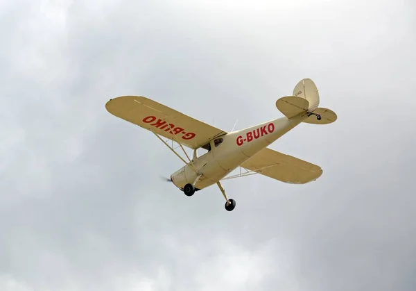 Cessna 120 літака у польоті реєстраційний номер G-Буко, Blithbury, Великобританія. — стокове фото