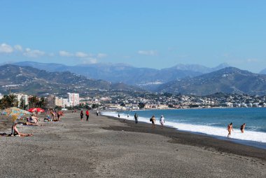 Turist sayısı doğru dağlar, Torre del Mar, İspanya ile sahilde rahatlatıcı.
