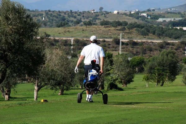 Onun arabası Los Llanos de Baviera Golf, Caleta de Velez, İspanya ile birlikte yürüyüş golfçü.