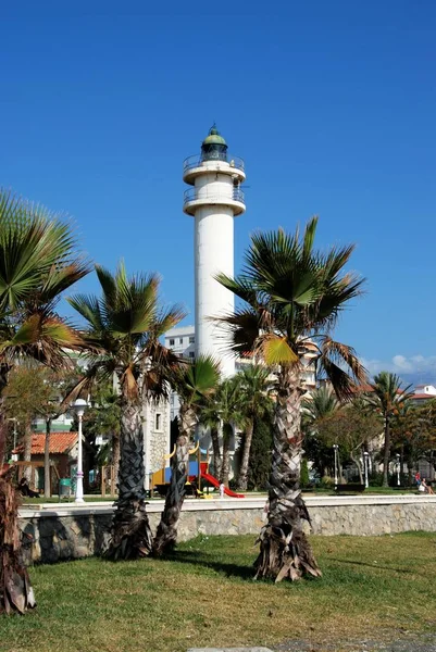 Vista del faro y palmeras a lo largo del paseo marítimo, Torre del Mar, España . —  Fotos de Stock