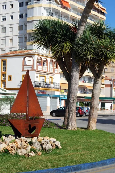 Sculpture en métal sur une île de la circulation avec des palmiers à l'arrière, Torre del Mar, Espagne . — Photo