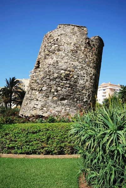 Velha torre de vigia ruína como a Torre Ladeada, Lagos, Espanha . — Fotografia de Stock