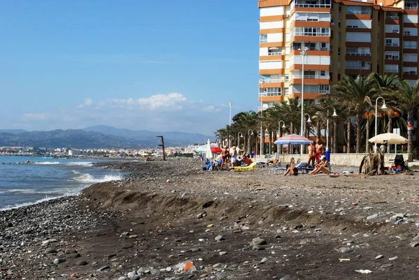 Playa con apartamentos a lo largo del paseo marítimo, Lagos, España . — Foto de Stock