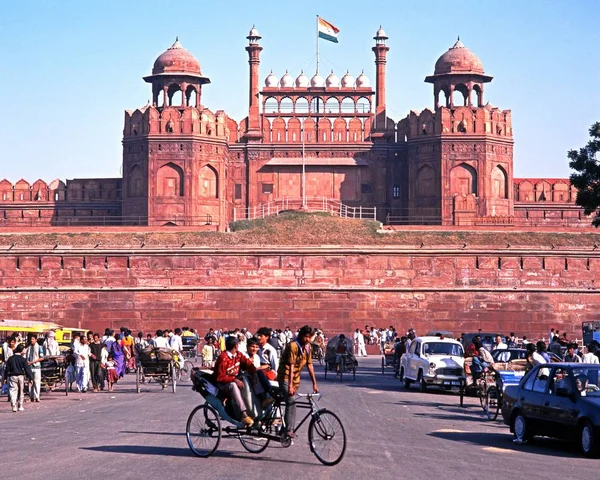 Blick auf die rote Festung mit den Einheimischen im Vordergrund, delhi, Indien. — Stockfoto