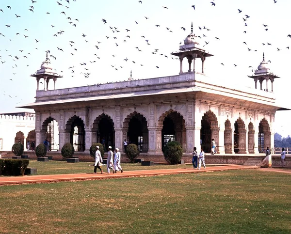 Homens locais pelo Diwan-i-Khas, edifício revestido de mármore do pavilhão nos terrenos do Forte Vermelho, Delhi, Índia . — Fotografia de Stock
