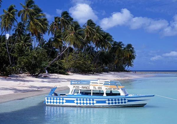 Barco de fundo de vidro azul e branco ancorado ao longo da costa em Pigeon Point, Tobago . — Fotografia de Stock