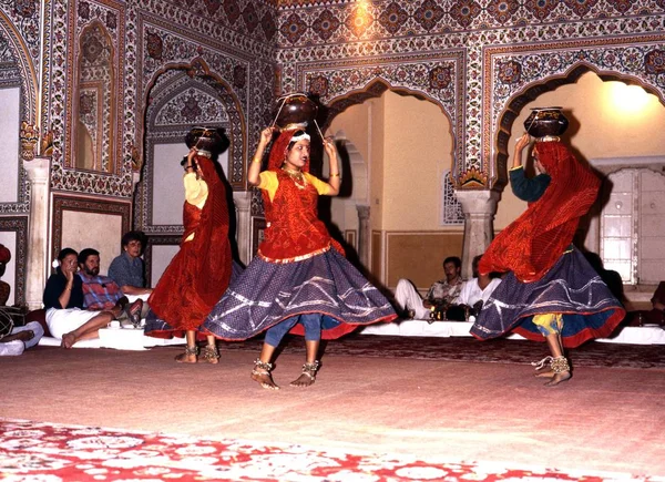 Indiska dansare balansera krukor på huvudet utför på Samode Palace med musikaliska band till baksidan, Samode, Indien. — Stockfoto