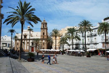 Santiago kilise katedral Meydanı'nda kaldırım kafeleri sağ tarafa, Cadiz, İspanya.