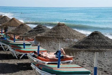 Turist sayısı denizin Torrox Costa, İspanya karşısında ile sahilde rahatlatıcı.