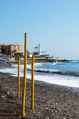 Ön planda, Torrox Costa, İspanya sarı mesajlar ile plaj boyunca görüntülemek.