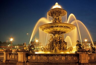 Place de la Concorde Eyfel Kulesi arka gece, Paris, Fransa için çeşme.