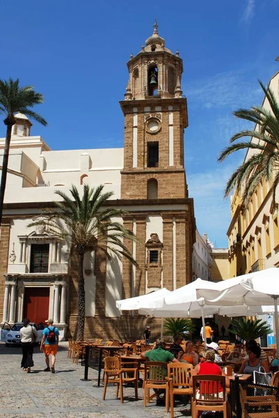 Café en la Plaza de la Catedral con la iglesia de Santiago en la parte trasera, Cádiz, España . —  Fotos de Stock