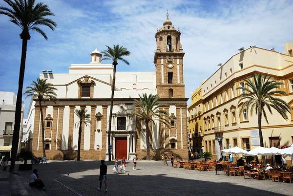 Santiago church in Cathedral Square with pavement cafes to the right hand side, Cadiz, Spain. — Stock Photo, Image