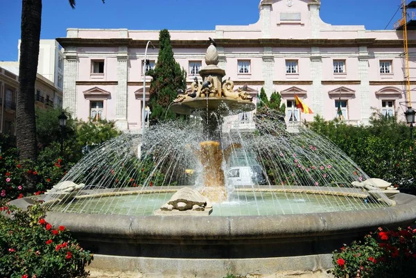Fuente de piedra frente al edificio del ayuntamiento a lo largo de la Avenida del Puerto, Cádiz, España . —  Fotos de Stock