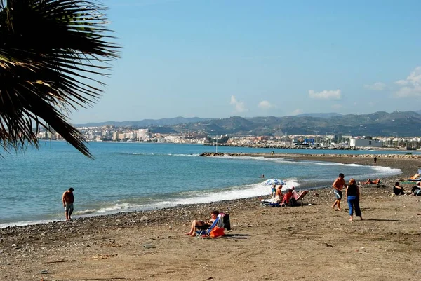 Turister avkopplande stenstrand med utsikt längs kusten, Lagos, Spanien. — Stockfoto