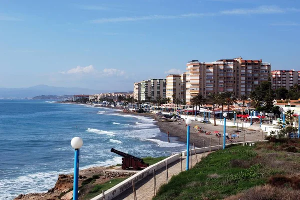 Vista elevada de la playa con el paseo marítimo y apartamentos en la parte trasera, Torrox Costa, España . — Foto de Stock